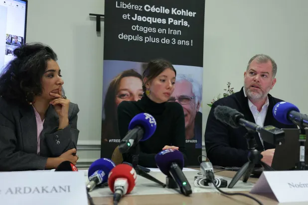 نومی کوهلر (در میانه)، خواهر سسیل کوهلر، زندانی در ایران، در یک نشست خبری در پاریس سخن میگوید. در کنار او وکلای پرونده، مارتن برادل و شیرین اردکانی، حضور دارند (AFP)