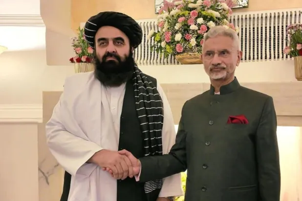 مصافحة تاريخية بين الوزيرين متقي وجايشنكار (وزارة الخارجية الأفغانية)