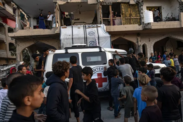 سيارة للصليب الأحمر في موقع بحث فيه مقاتلون من «حماس» عن جثة إسرائيلي من الرهائن الذي قُتلوا في غزة (إ.ب.أ)