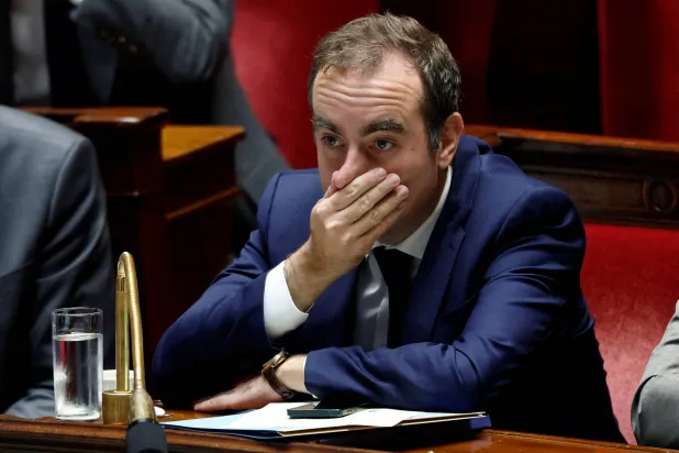 ليكورنو يتفاعل خلال المناقشة قبل التصويت على اقتراحين لسحب الثقة من الحكومة (رويترز)