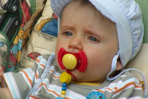 طفل في فمه لهاية (بيكسباي)