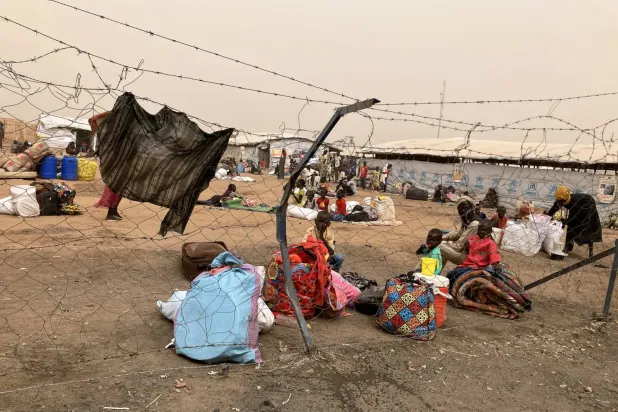 Sudanlı mülteciler Güney Sudan'a geçiş kapısında bekliyor (DPA)