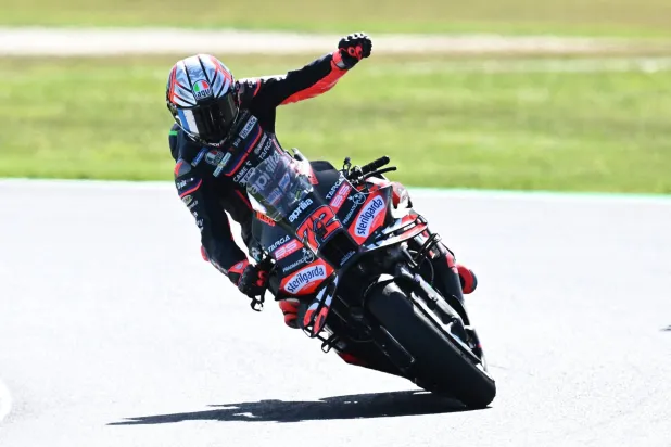 ماركو بتسيكي يحتفل بفوزه بسباق السرعة في أستراليا (إ.ب.أ)