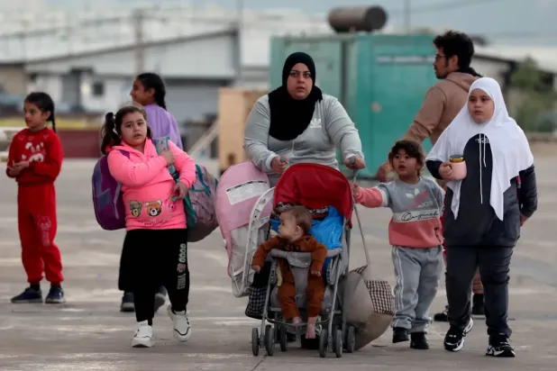 Geçtiğimiz çarşamba günü Beyrut'tan ülkelerine dönüş yolculuğunda olan Suriyeli kadınlar ve çocuklar (EPA)