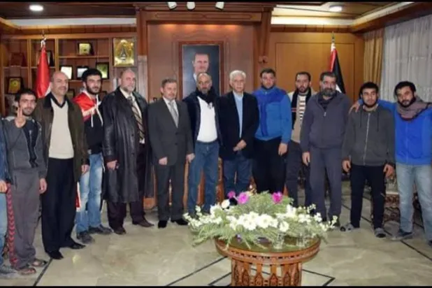 خزامي في صورة تجمعه بأسرى تم تحريرهم في إحدى عمليات التبادل (حسابه على فيسبوك)