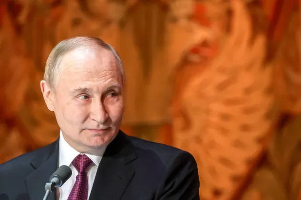 الرئيس الروسي فلاديمير بوتين يحضر فعالية بمناسبة الذكرى العشرين لقناة «روسيا اليوم» التلفزيونية في مسرح البولشوي بموسكو أمس (إ.ب.أ)