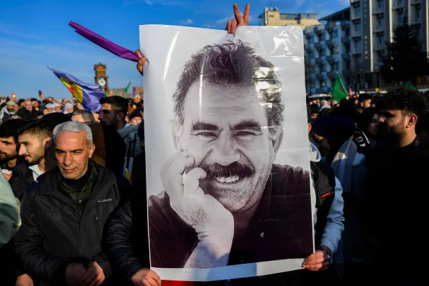 مسيرة للأكراد في ديار بكر تطالب بإطلاق سراح زعيم حزب العمال الكردستاني عبد الله أوجلان بعد دعوته في فبراير الماضي لحل الحزب (رويترز)