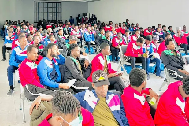 مهاجرون غير نظاميين ينتظرون الترحيل في مطار معيتيقة بالعاصمة الليبية (جهاز مكافحة الهجرة غير الشرعية)