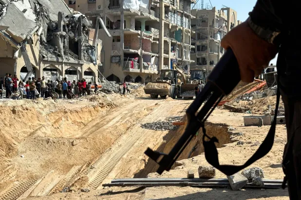مقاتل من «حماس» في موقع تجري فيه عمليات البحث عن جثث الرهائن الإسرائيليين في خان يونس بجنوب قطاع غزة السبت (رويترز)