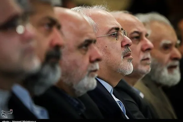 أرشيفية لوزير الخارجية الإيراني الأسبق محمد جواد ظريف خلال حضوره تأبيناً لدبلوماسيين إيرانيين عام 2017 (تسنيم)