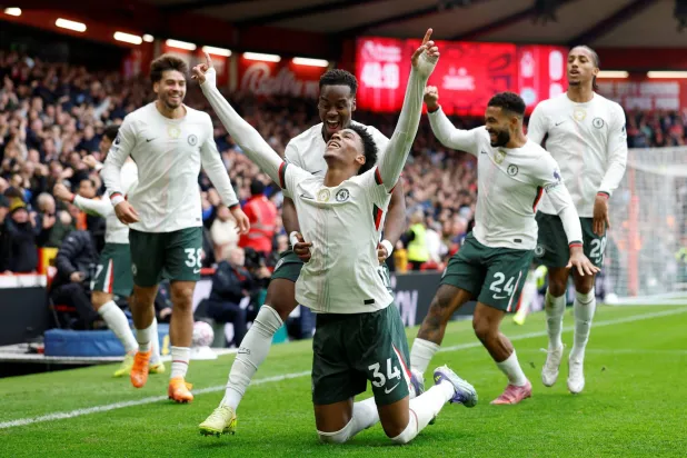 فرحة لاعبي تشيلسي بالفوز «الثلاثي» على فورست (رويترز)