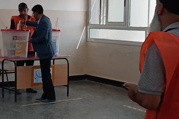 ليبي يدلي بصوته في الانتخابات المحلية في الجنوب السبت (مفوضية الانتخابات)