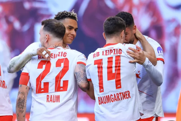 فرحة لاعبي لايبزيغ بالفوز على هامبورغ (أ.ب)