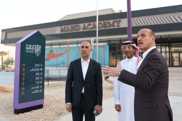 درجال يتحدث مع مسؤولي الأكاديمية أمام المبنى الرئيسي لـ«مهد» في ختام زيارته التي شهدت استعراض برامج الأكاديمية ورؤيتها في اكتشاف المواهب وصقلها (أكاديمية مهد)