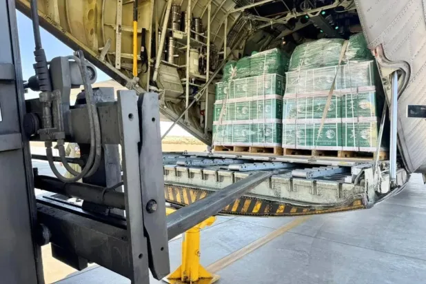 Uçak, Filistin halkına ulaştırılmak üzere gıda paketleri ve barınak çantaları taşıyordu (SPA)