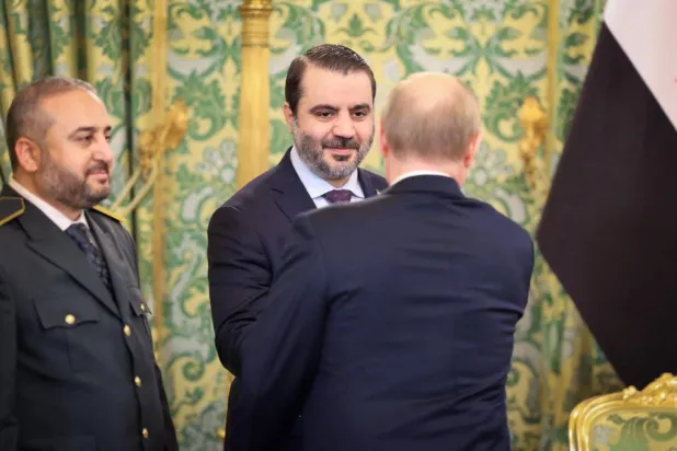 وزير الخارجية السوري أسعد الشيباني يصافح الرئيس الروسي فلاديمير بوتين وبجواره وزير الدفاع مرهف أبو قصرة في الكرملين (الخارجية السورية)