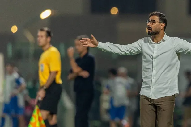 الشهري يوجه لاعبيه خلال المباراة (تصوير: سعد الشهري)