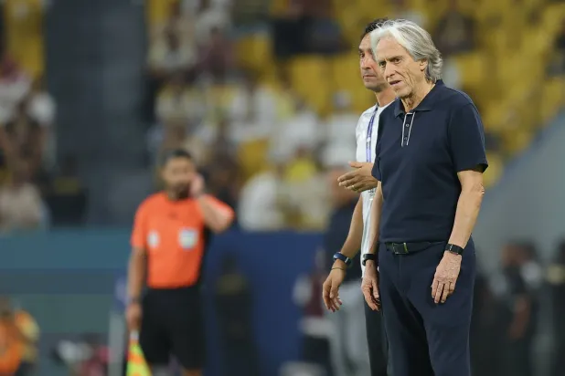 خيسوس يراقب أداء لاعبيه خلال المباراة (تصوير: عبدالعزيز النومان)