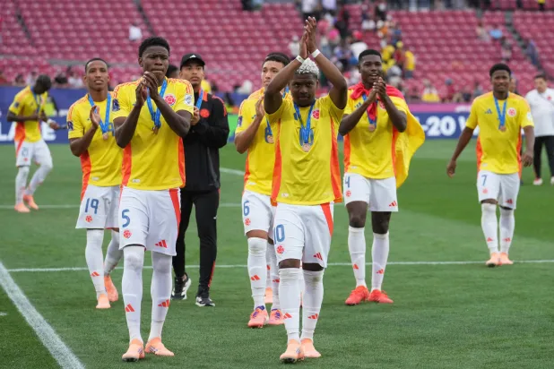 لاعبو كولومبيا يحتفلون بالإنجاز (أ.ب)