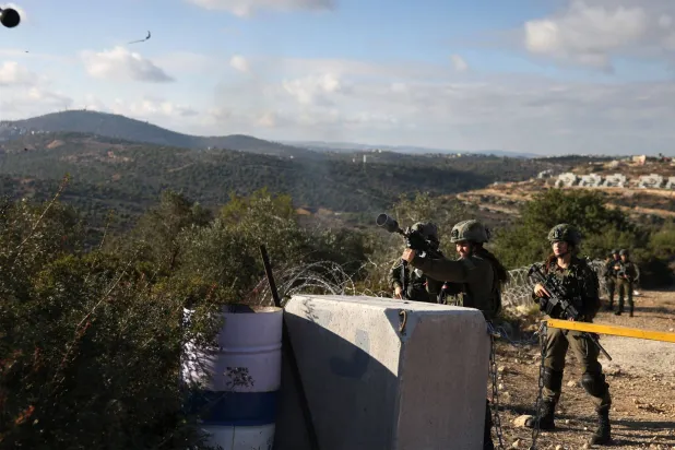 عناصر من الجيش الإسرائيلي في رام الله بالضفة الغربية (أ.ف.ب)