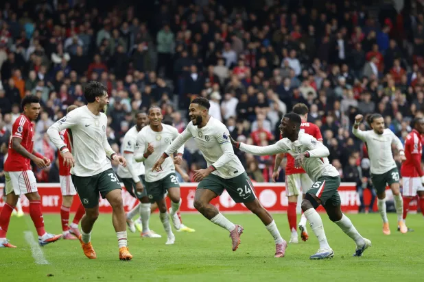 ريس جيمس لاعب تشيلسي يحتفل بتسجيل الهدف الثالث لفريقه إلى جانب زميليه مويسيس كايسيدو ومارك جيو (رويترز)