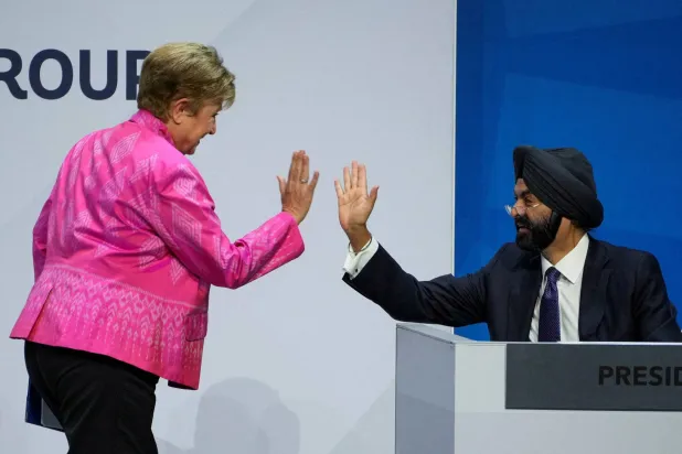 مديرة صندوق النقد الدولي كريستالينا غورغييفا تصافح رئيس البنك الدولي أجاي بانغا خلال الاجتماعات السنوية للمؤسستين في واشنطن... 17 أكتوبر (رويترز)