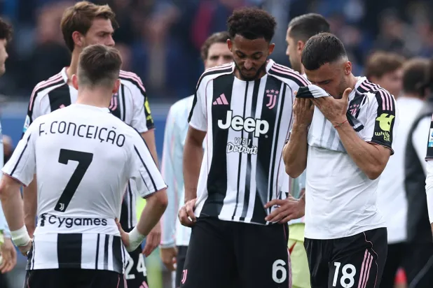 ازدادت مصاعب يوفنتوس بتلقّيه الخسارة الأولى بعد 5 تعادلات (رويترز)