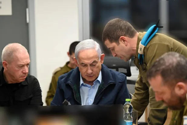 نتنياهو وغالانت خلال متابعة تطورات الحرب ضد غزة (أرشيفية - الحكومة الإسرائيلية)