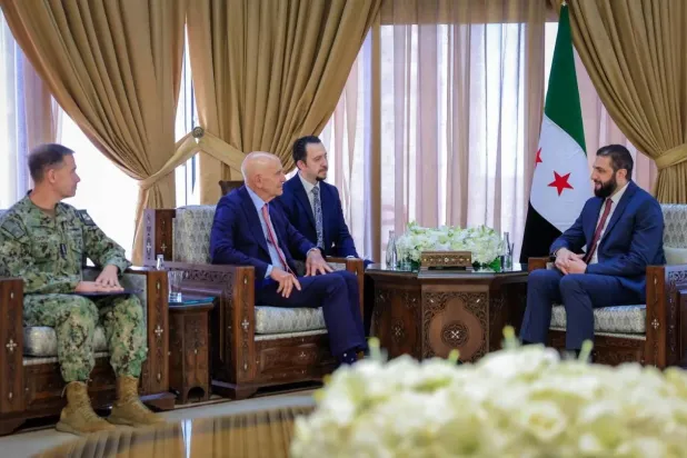 استقبل الشرع في دمشق في الرابع من أكتوبر المبعوث الأميركي الخاص إلى سوريا توماس براك وقائد القيادة المركزية الأميركية الأدميرال براد كوبر (حساب الرئاسة السورية)