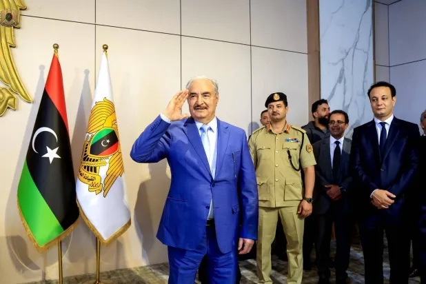 حفتر يحيّي وفد فزان ويقف خلفه نجلاه خالد وبلقاسم الأحد (القيادة العامة)