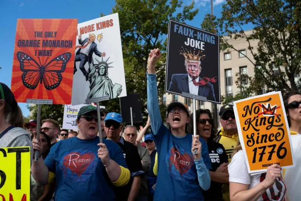 متظاهرون شاركوا في مسيرة احتجاجية بواشنطن يوم 18 أكتوبر (أ.ف.ب)