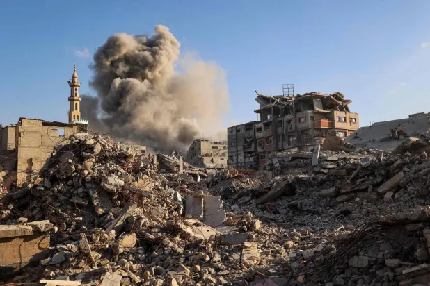 تصاعد الدخان جراء الغارات الإسرائيلية على قطاع غزة الأحد (أ.ف.ب)