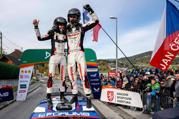 السائق التشيكي يان كارني في «رالي أوروبا الوسطى» (أ.ف.ب)