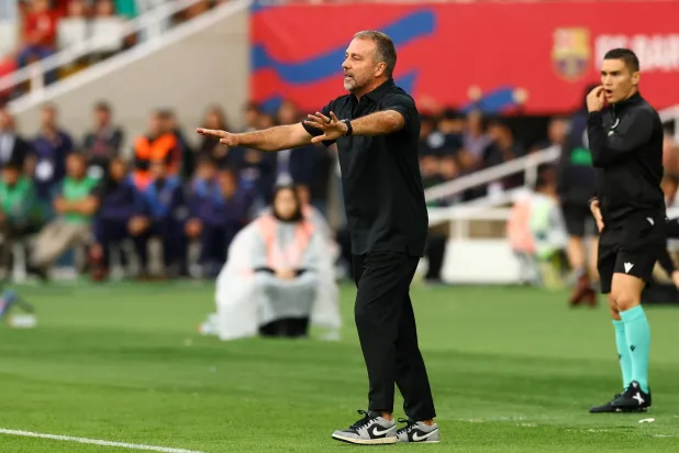 مدرب برشلونة هانسي فليك (رويترز)