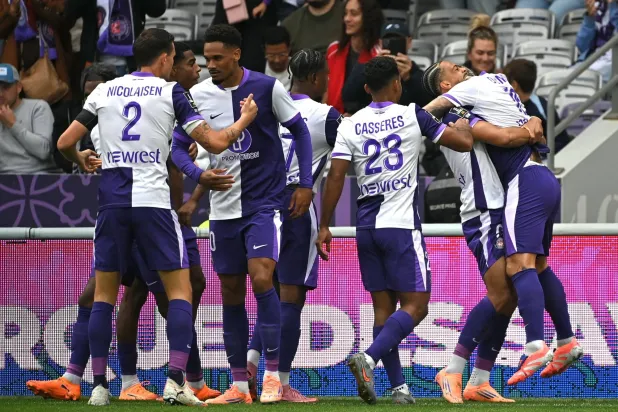 فرحة لاعبي تولوز بالفوز على ميتز (أ.ف.ب)