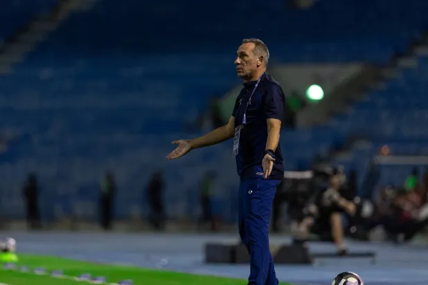 اليوناني دونيس مدرب الخليج (تصوير: عيسى الدبيسي) 