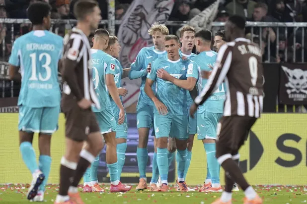 فرحة لاعبي هوفنهايم بالفوز على سانت باولي (أ.ب)