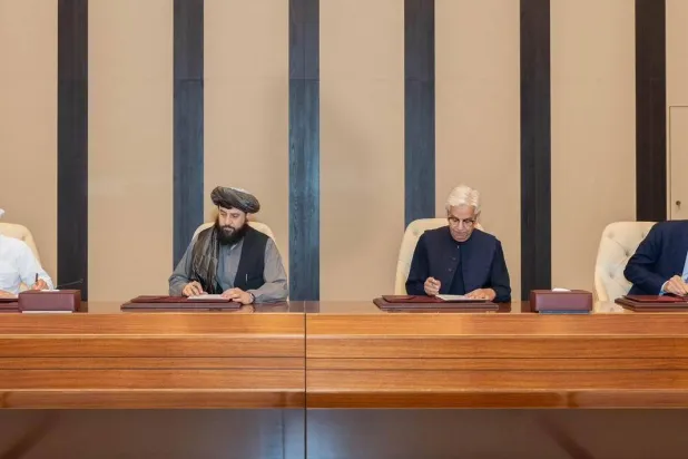 جانب من توقيع باكستان وأفغانستان على وقف فوري لإطلاق النار بين البلدين في الدوحة (الخارجية القطرية) 