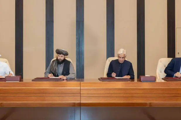 Pakistan ve Afganistan Doha'da iki ülke arasında acil ateşkes anlaşmasını imzalıyor (Katar Dışişleri Bakanlığı)