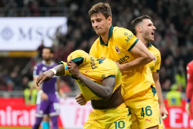 فرحة لياو ولاعبي ميلان بهدف الفوز القاتل على فيورينتينا (أ.ب)