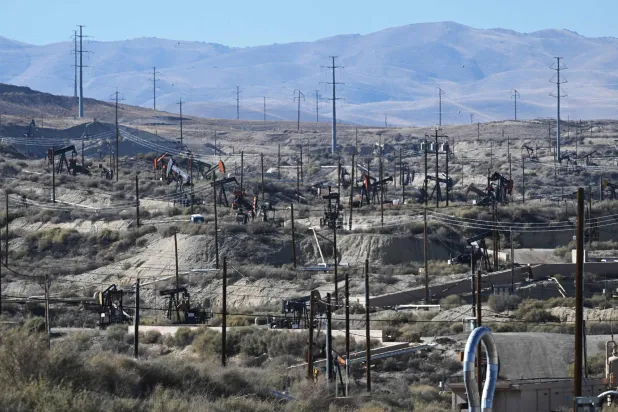 مضخات ترفع النفط من آبار حقل «ميدواي - سانست» النفطي أكبر حقول كاليفورنيا في فيلوز قرب تافت (أ.ف.ب)