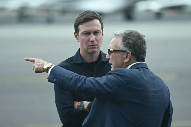 ABD'nin Ortadoğu Özel Temsilcisi Steve Witkoff ve Jared Kushner, New Jersey'deki Teterboro Havalimanı'nda (AFP)