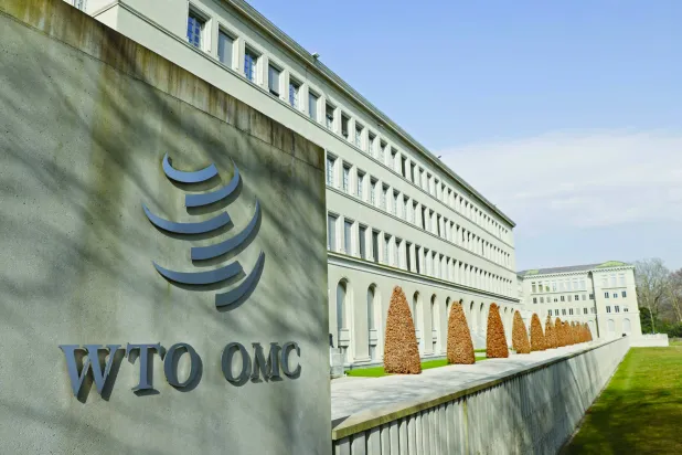 شعار منظمة التجارة العالمية يظهر على مقرها في جنيف (رويترز)