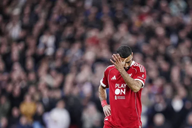 محمد صلاح في وضع يُرثَى له بعد خروجه عقب هدف يونايتد (د.ب.أ)