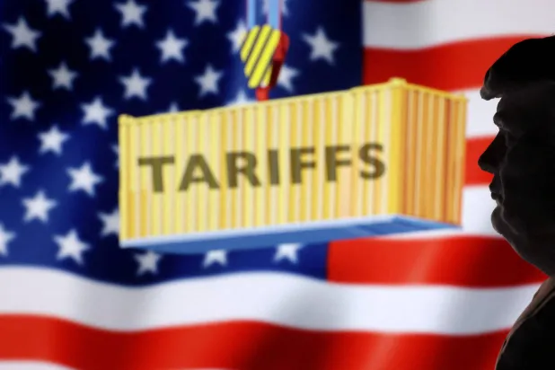 نموذج مصغر مطبوع ثلاثي الأبعاد للرئيس دونالد ترمب... وعلم الولايات المتحدة... وكلمة «رسوم جمركية» (رويترز)