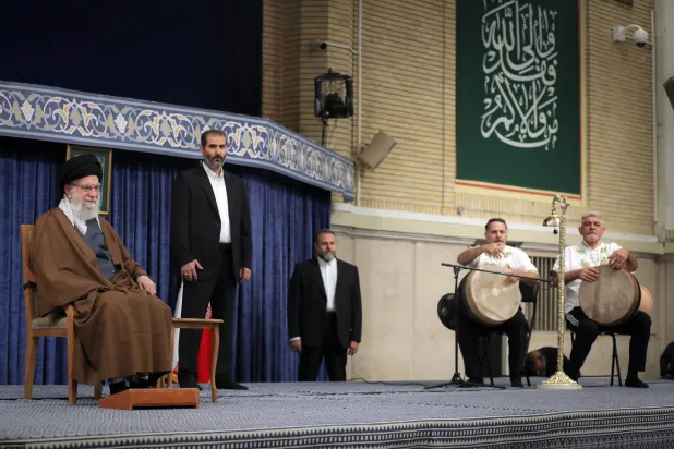 خامنئي يستقبل مجموعة من الرياضيين في مكتبه ويبدو اثنان من أفراد حمايته وآخران من فرقة للرياضة التقليدية الإيرانية يضربان على الطبول (موقع المرشد)