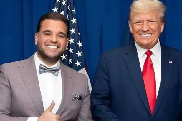 الرئيس الأميركي دونالد ترمب مع مبعوثه الخاص إلى العراق المُعيّن حديثاً مارك سافايا (إكس)