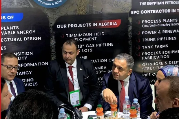 مسؤولون بشركة «بتروجت» خلال مشاركتهم في معرض ومؤتمر أفريقيا وحوض البحر الأبيض المتوسط للطاقة في ولاية وهران بالجزائر (حساب الشركة على «فيسبوك»)