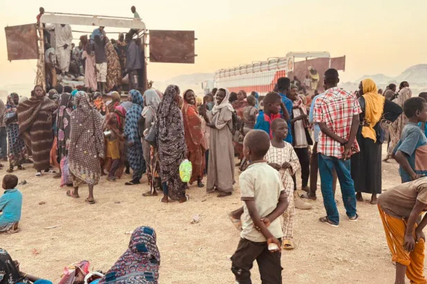 عائلات نازحة من الفاشر إلى مخيمات في بلدة طويلة ( منسقية اللاجئين والنازحين في فيسبوك)