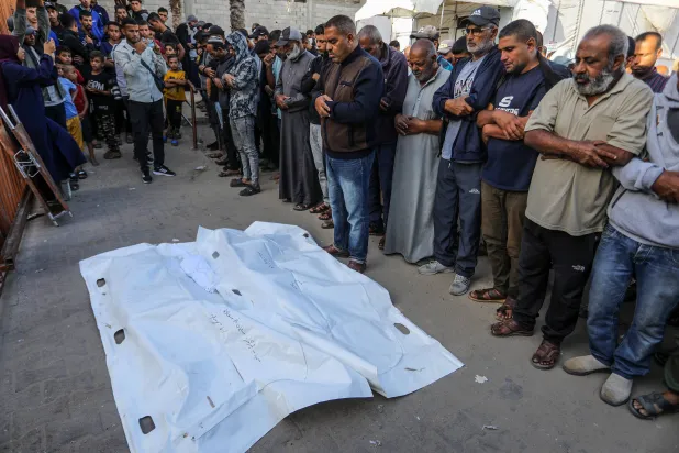 فلسطينيون يشيعون قتلى سقطوا برصاص إسرائيلي في مدينة غزة الاثنين (د.ب.أ)